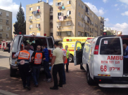 بالفيديو: حريق ضخم داخل شقة سكنية في اللد يوقع 9 إصابات طفيفة 